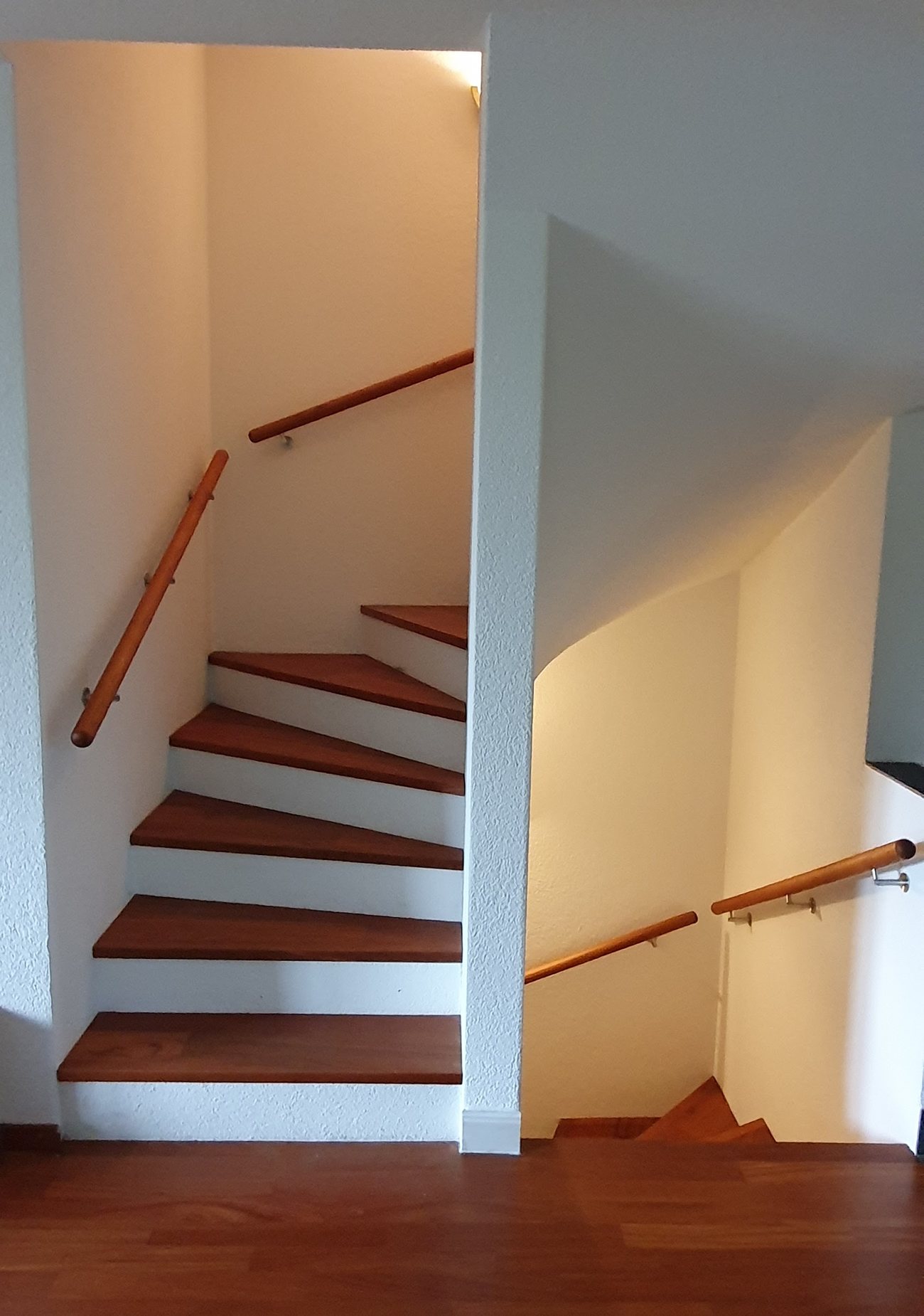 Treppenhaus mit Holzstufen und Handlauf aus Holz