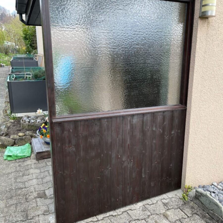 Dunkle Holzverkleidung mit Strukturglas