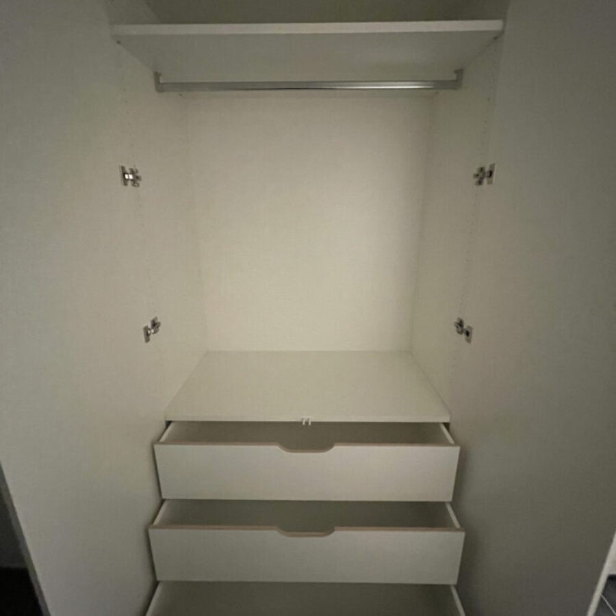 Weisser Einbauschrank mit Kleiderstange und Schubladen