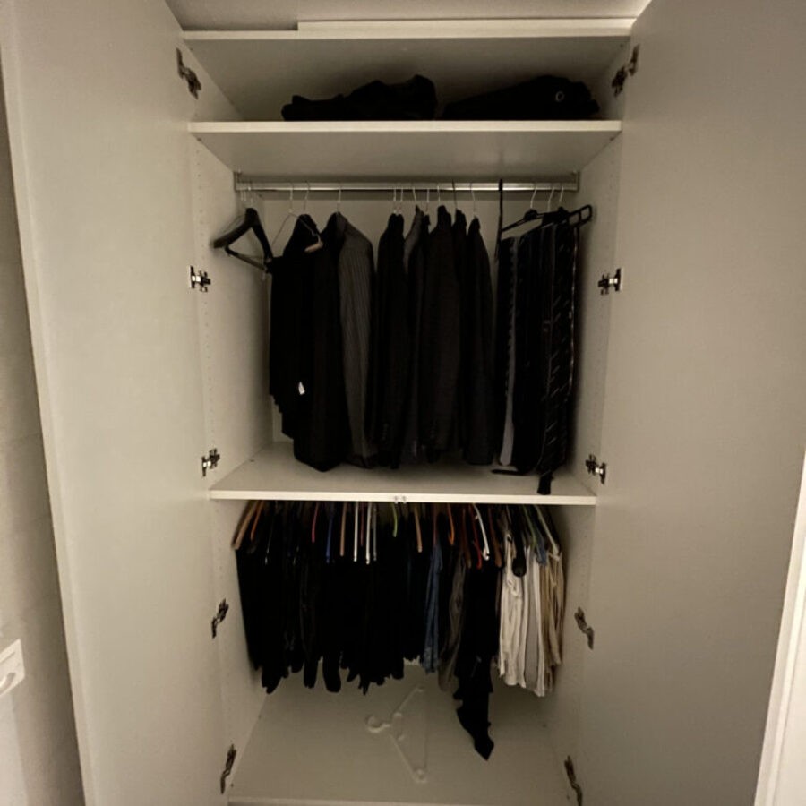 Weisse Einbaugarderobe mit zwei Kleiderstangen