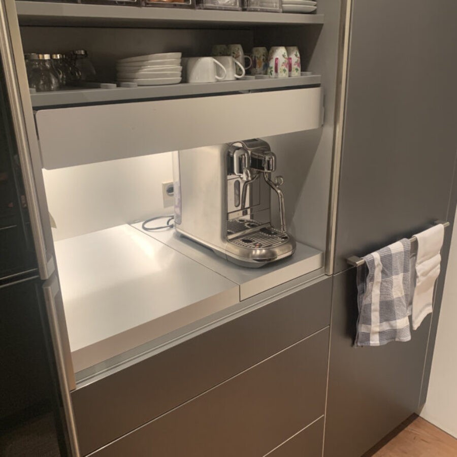 Beleuchtete Küchennische mit Auszug für die Kaffeemaschine