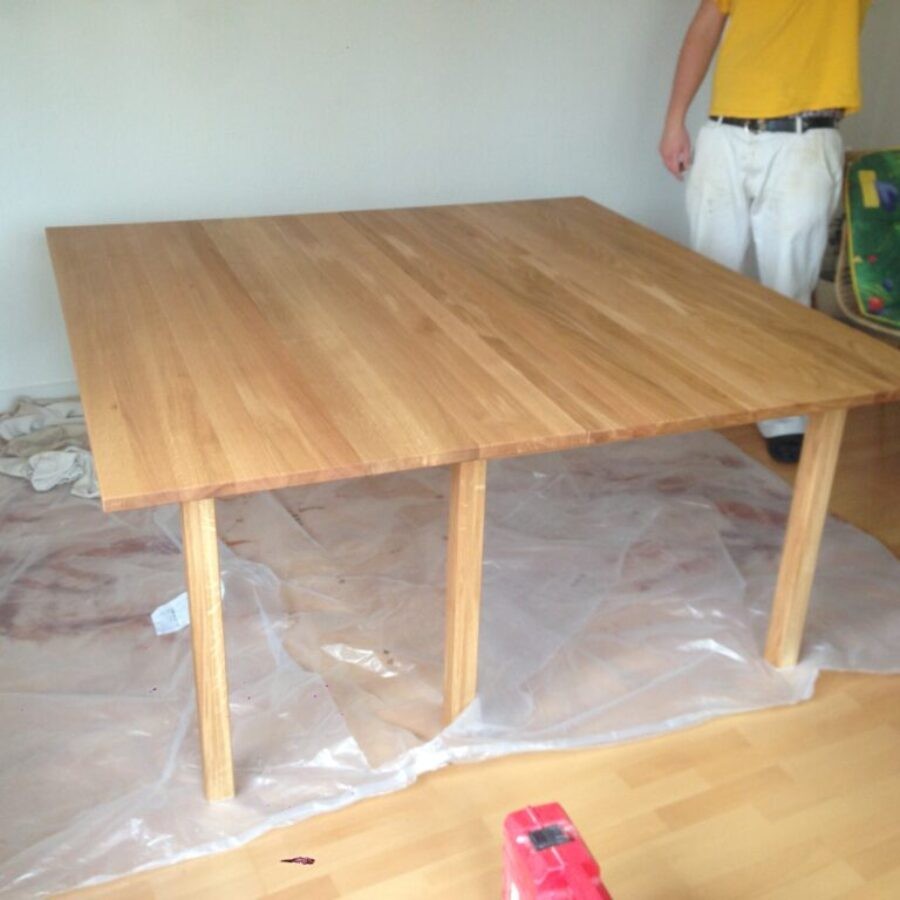 Grosse Tischplatte aus Massivholz auf Holzbeinen
