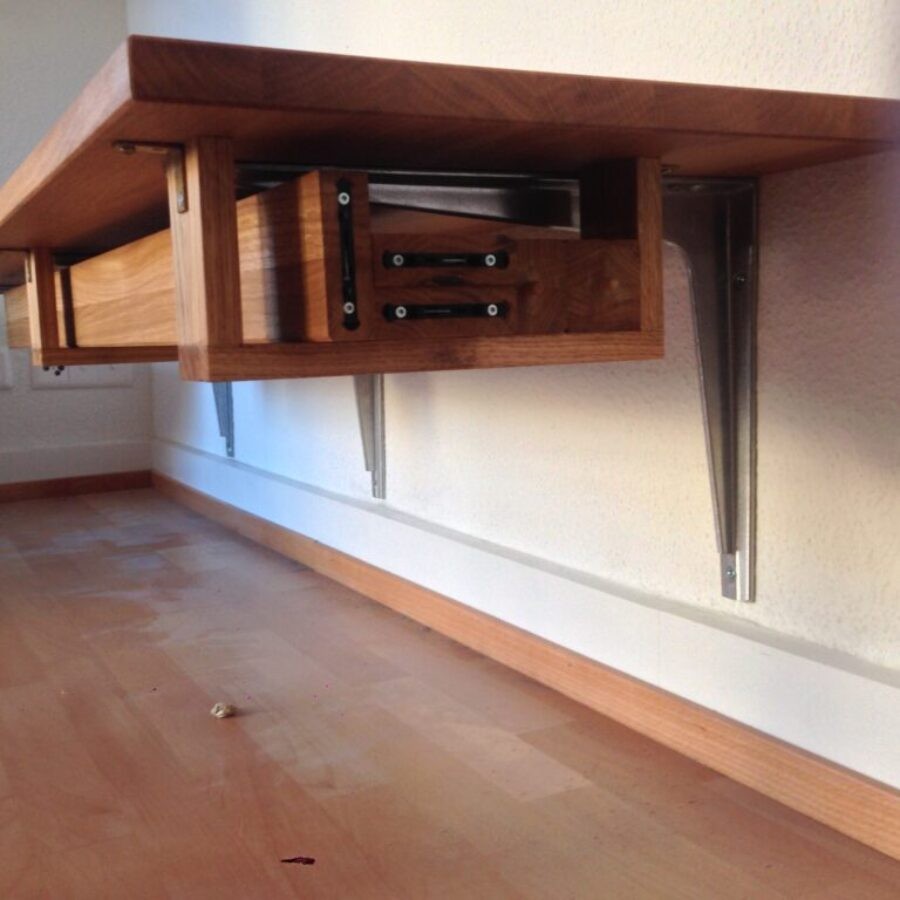 Wandablage aus Holz mit Schubfach auf Stahlkonsolen