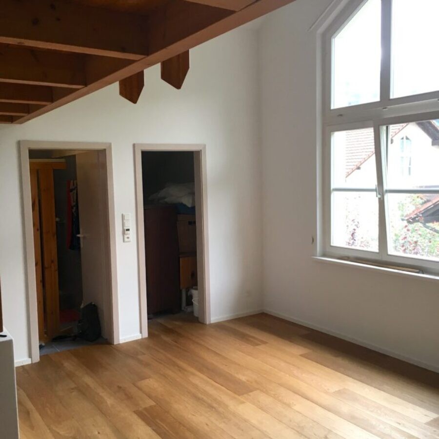 Eichenparkett in einem hellen Raum mit grossem Fenster
