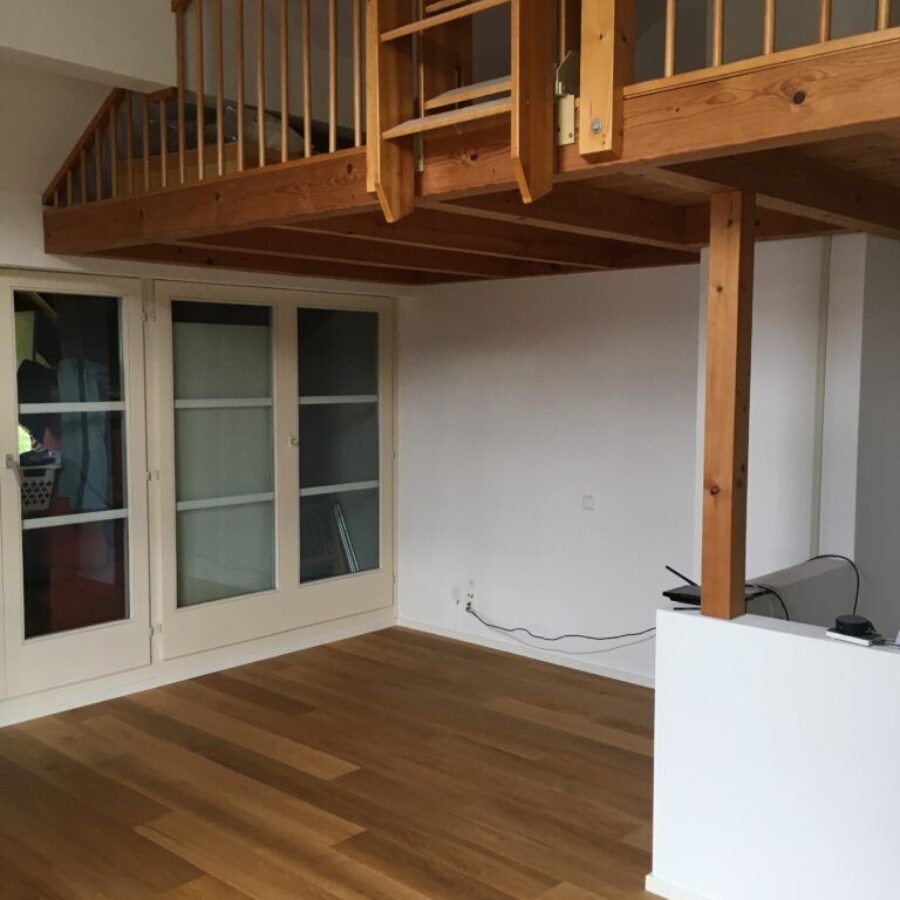 Holzboden im Wohnraum unter einer Holzgalerie