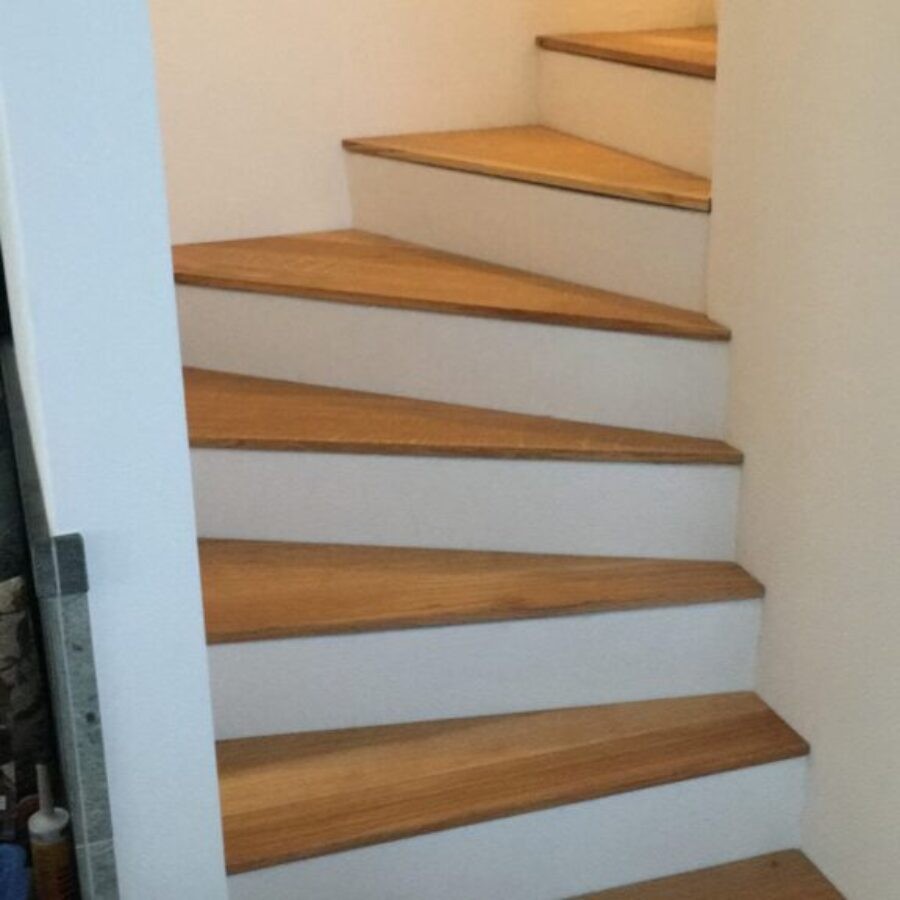 Treppenstufen mit Holzbelag auf weisser Treppe